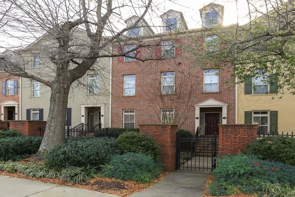 240 Le Gran Bend, Atlanta, Georgia 30328, 2 Bedrooms Bedrooms, ,2 BathroomsBathrooms,Residential,Sold,240 Le Gran Bend,6827833