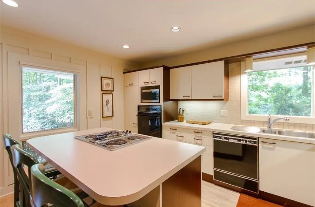 515 Spalding Drive, Sandy Springs, Georgia 30328, 3 Bedrooms Bedrooms, ,2 BathroomsBathrooms,Residential,Sold,515 Spalding Drive,6506326