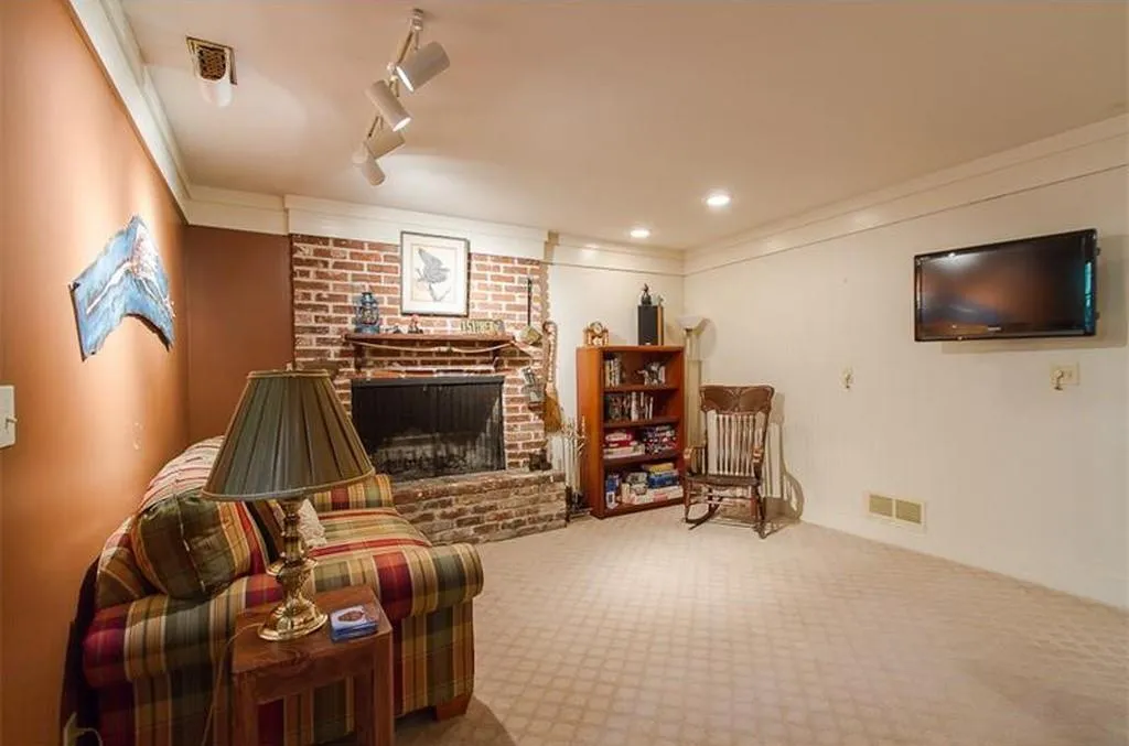 515 Spalding Drive, Sandy Springs, Georgia 30328, 3 Bedrooms Bedrooms, ,2 BathroomsBathrooms,Residential,Sold,515 Spalding Drive,6506326