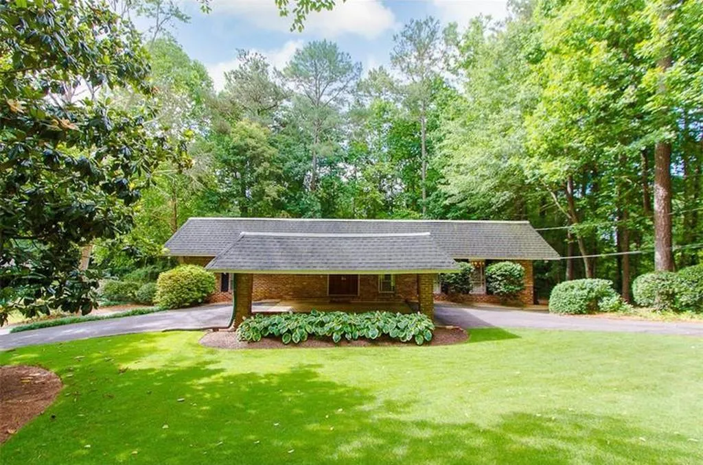 515 Spalding Drive, Sandy Springs, Georgia 30328, 3 Bedrooms Bedrooms, ,2 BathroomsBathrooms,Residential,Sold,515 Spalding Drive,6506326