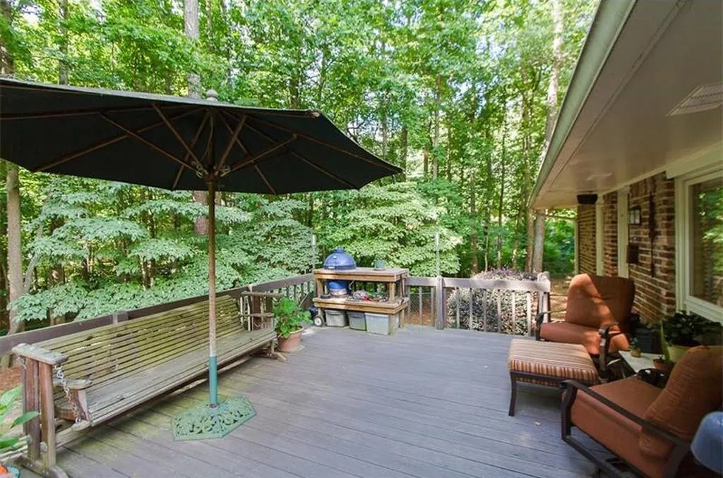515 Spalding Drive, Sandy Springs, Georgia 30328, 3 Bedrooms Bedrooms, ,2 BathroomsBathrooms,Residential,Sold,515 Spalding Drive,6506326
