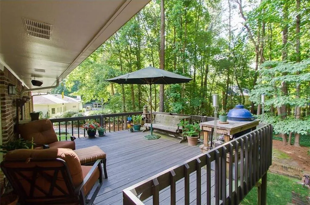 515 Spalding Drive, Sandy Springs, Georgia 30328, 3 Bedrooms Bedrooms, ,2 BathroomsBathrooms,Residential,Sold,515 Spalding Drive,6506326