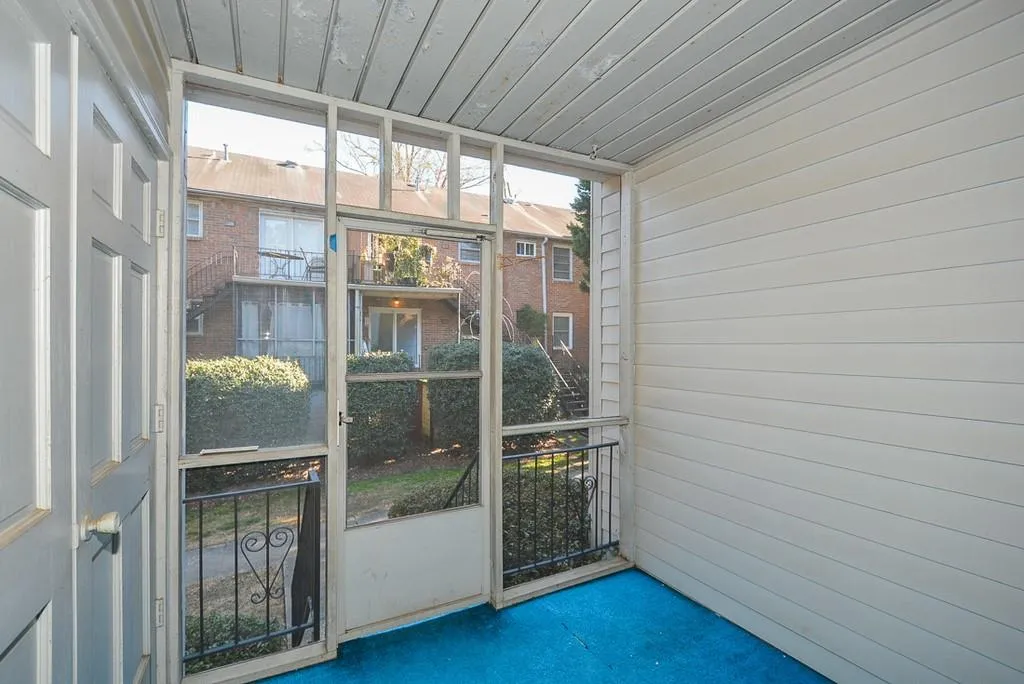 6700 Roswell Road Unit 31a, Sandy Springs, Georgia 30328, 2 Bedrooms Bedrooms, ,2 BathroomsBathrooms,Residential,Sold,6700 Roswell Road Unit 31a,6673014