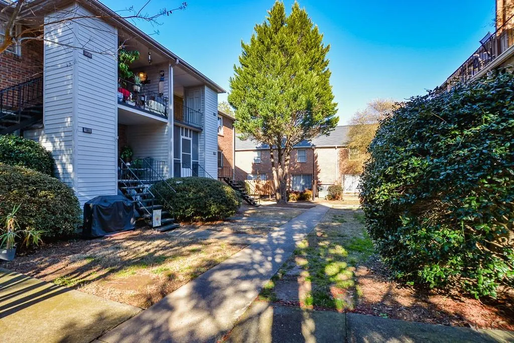 6700 Roswell Road Unit 31a, Sandy Springs, Georgia 30328, 2 Bedrooms Bedrooms, ,2 BathroomsBathrooms,Residential,Sold,6700 Roswell Road Unit 31a,6673014