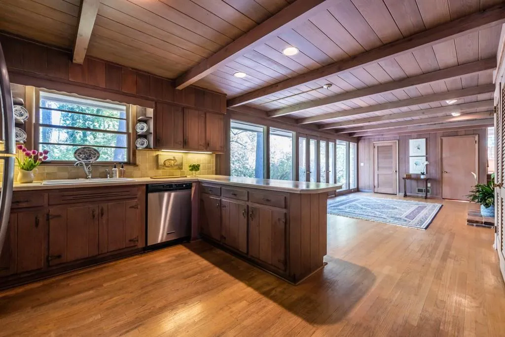 390 Montevallo Drive, Sandy Springs, Georgia 30342, 3 Bedrooms Bedrooms, ,2 BathroomsBathrooms,Residential,Sold,390 Montevallo Drive,7201351