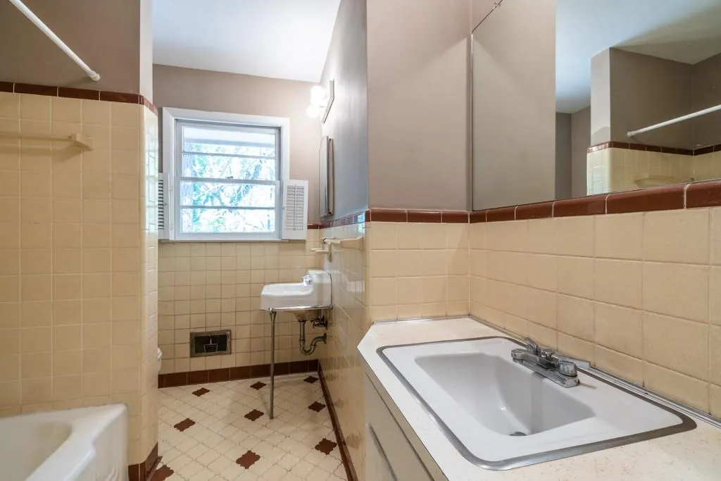 390 Montevallo Drive, Sandy Springs, Georgia 30342, 3 Bedrooms Bedrooms, ,2 BathroomsBathrooms,Residential,Sold,390 Montevallo Drive,7201351