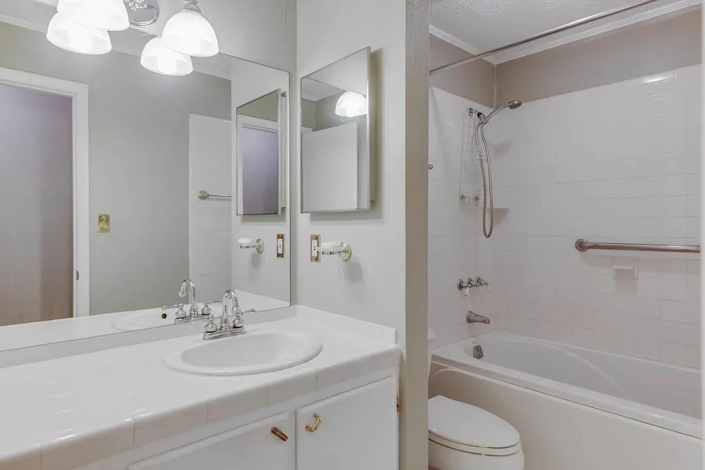 8740 Roswell Road Unit 6k, Sandy Springs, Georgia 30350, 3 Bedrooms Bedrooms, ,2 BathroomsBathrooms,Residential,Sold,8740 Roswell Road Unit 6k,6522822
