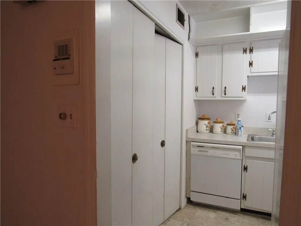 6700 Roswell Road Unit 32a, Atlanta, Georgia 30328, 2 Bedrooms Bedrooms, ,2 BathroomsBathrooms,Residential,Sold,6700 Roswell Road Unit 32a,5991136