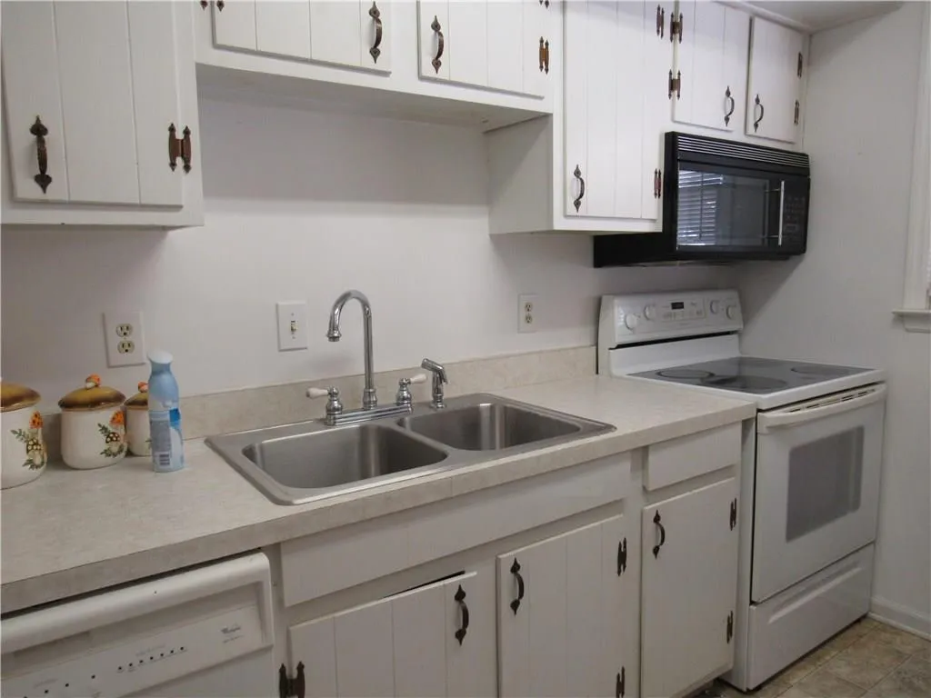 6700 Roswell Road Unit 32a, Atlanta, Georgia 30328, 2 Bedrooms Bedrooms, ,2 BathroomsBathrooms,Residential,Sold,6700 Roswell Road Unit 32a,5991136