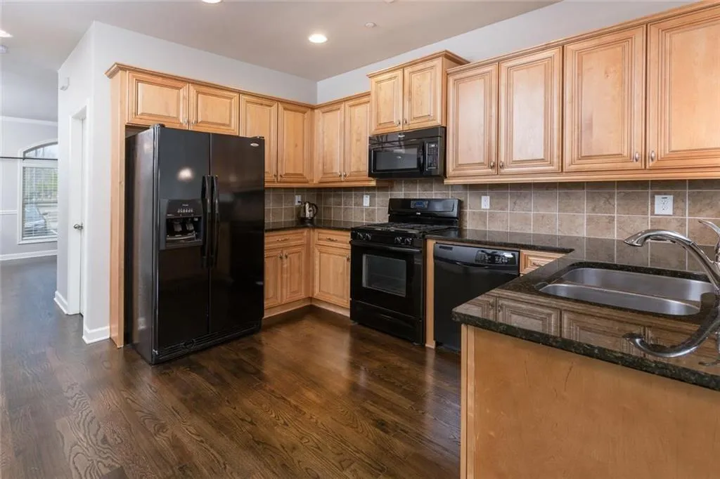 7235 Highland Bluff, Sandy Springs, Georgia 30328, 3 Bedrooms Bedrooms, ,3 BathroomsBathrooms,Residential,Sold,7235 Highland Bluff,5933906