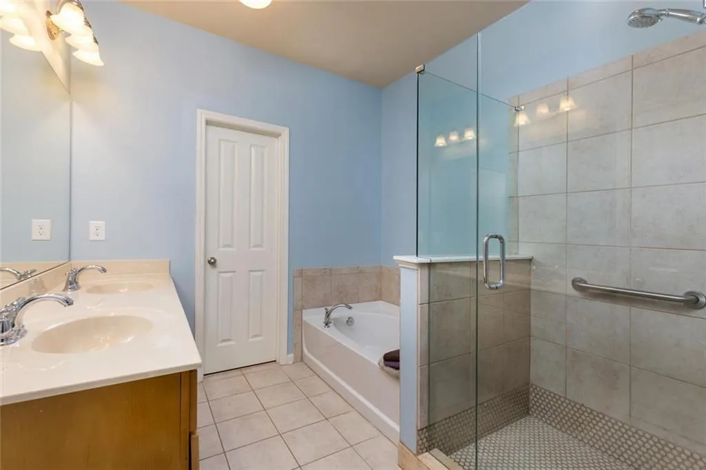 7235 Highland Bluff, Sandy Springs, Georgia 30328, 3 Bedrooms Bedrooms, ,3 BathroomsBathrooms,Residential,Sold,7235 Highland Bluff,5933906