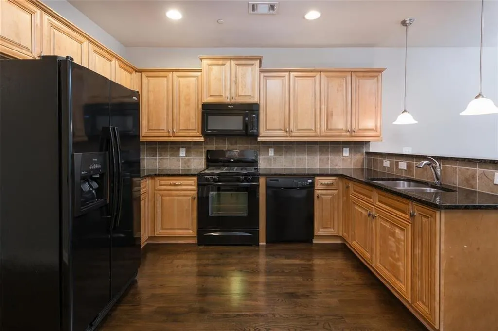 7235 Highland Bluff, Sandy Springs, Georgia 30328, 3 Bedrooms Bedrooms, ,3 BathroomsBathrooms,Residential,Sold,7235 Highland Bluff,5933906