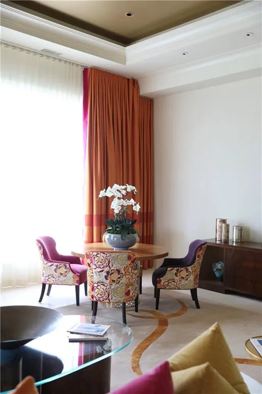 Sitting room with crown molding