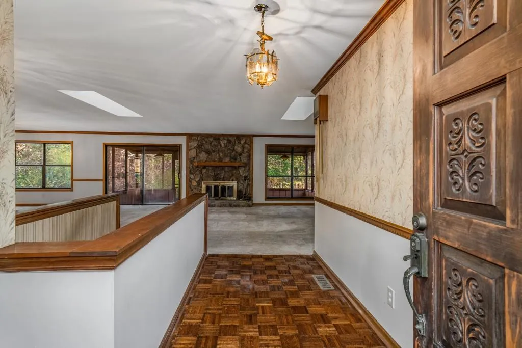 360 W Spalding Drive, Atlanta, Georgia 30328, 3 Bedrooms Bedrooms, ,2 BathroomsBathrooms,Residential,Sold,360 W Spalding Drive,7542239