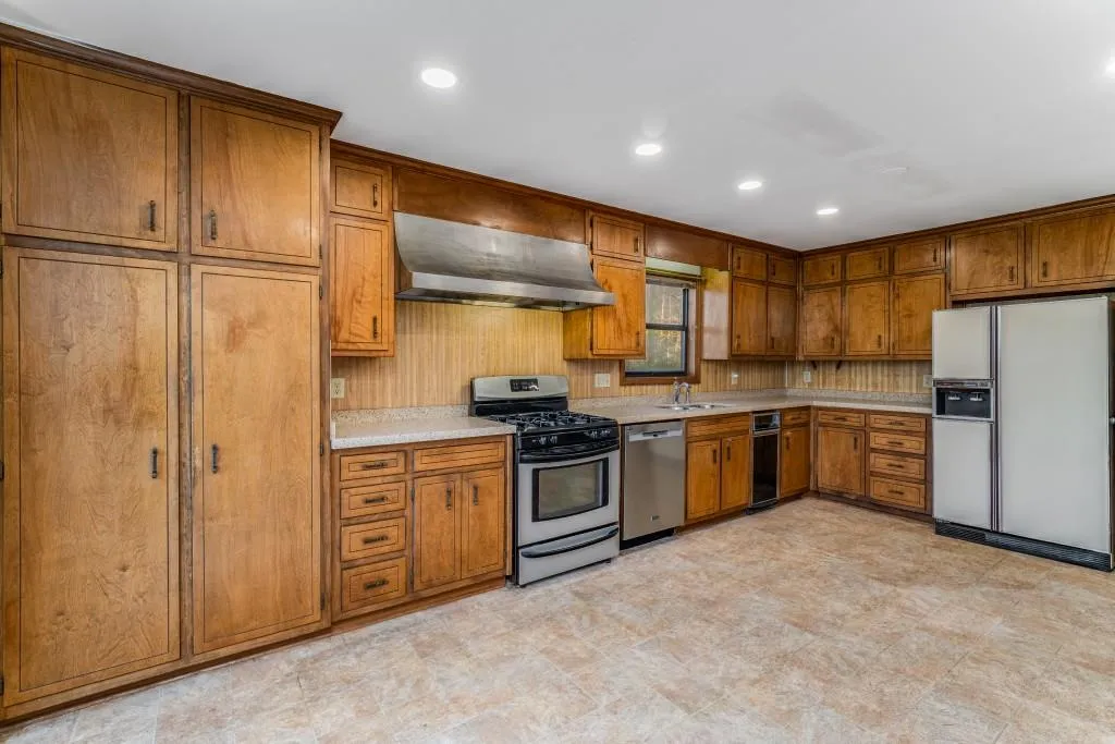 360 W Spalding Drive, Atlanta, Georgia 30328, 3 Bedrooms Bedrooms, ,2 BathroomsBathrooms,Residential,Sold,360 W Spalding Drive,7542239