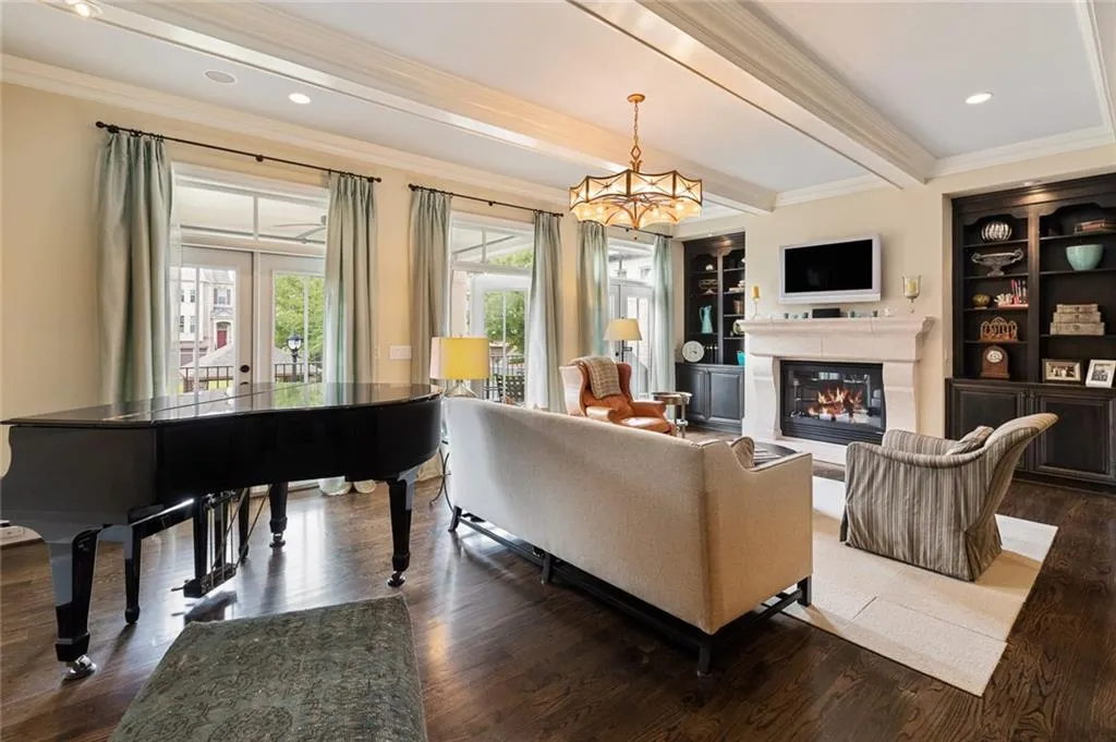 3641 E Paces Way Ne Unit 3641, Atlanta, Georgia 30326, 3 Bedrooms Bedrooms, ,3 BathroomsBathrooms,Residential,Sold,3641 E Paces Way Ne Unit 3641,6078210