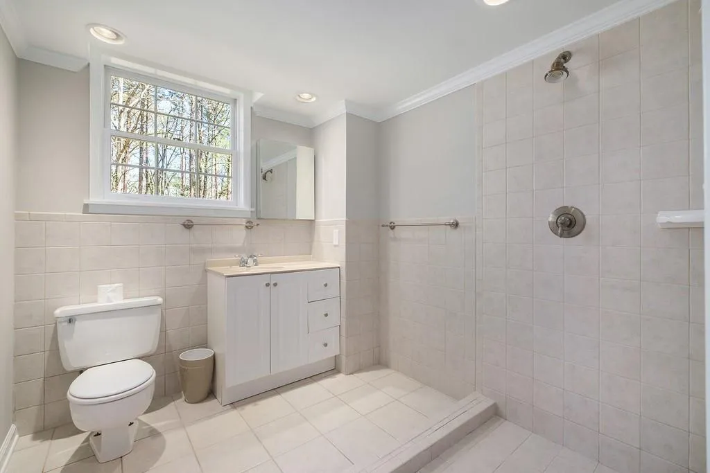 8875 Huntcliff Trace, Sandy Springs, Georgia 30350, 5 Bedrooms Bedrooms, ,4 BathroomsBathrooms,Residential,Sold,8875 Huntcliff Trace,6862089