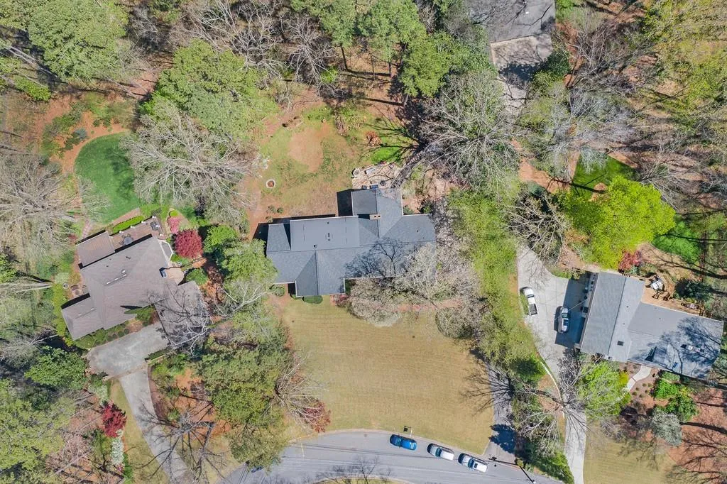8875 Huntcliff Trace, Sandy Springs, Georgia 30350, 5 Bedrooms Bedrooms, ,4 BathroomsBathrooms,Residential,Sold,8875 Huntcliff Trace,6862089