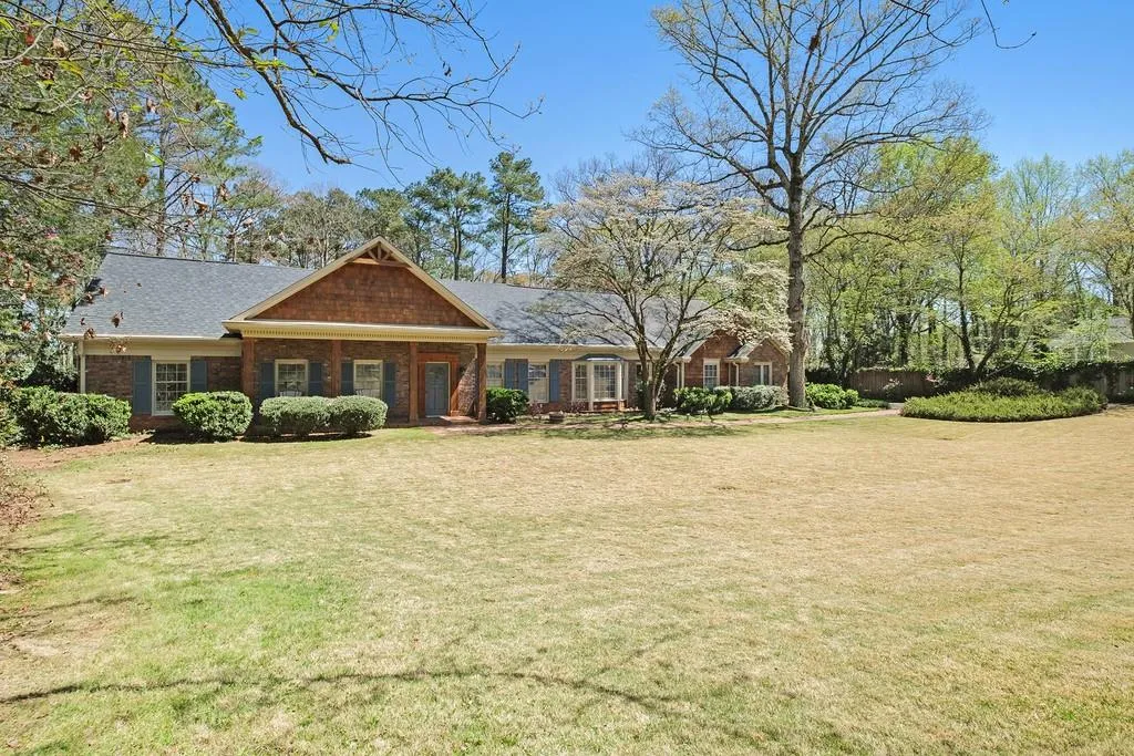 8875 Huntcliff Trace, Sandy Springs, Georgia 30350, 5 Bedrooms Bedrooms, ,4 BathroomsBathrooms,Residential,Sold,8875 Huntcliff Trace,6862089