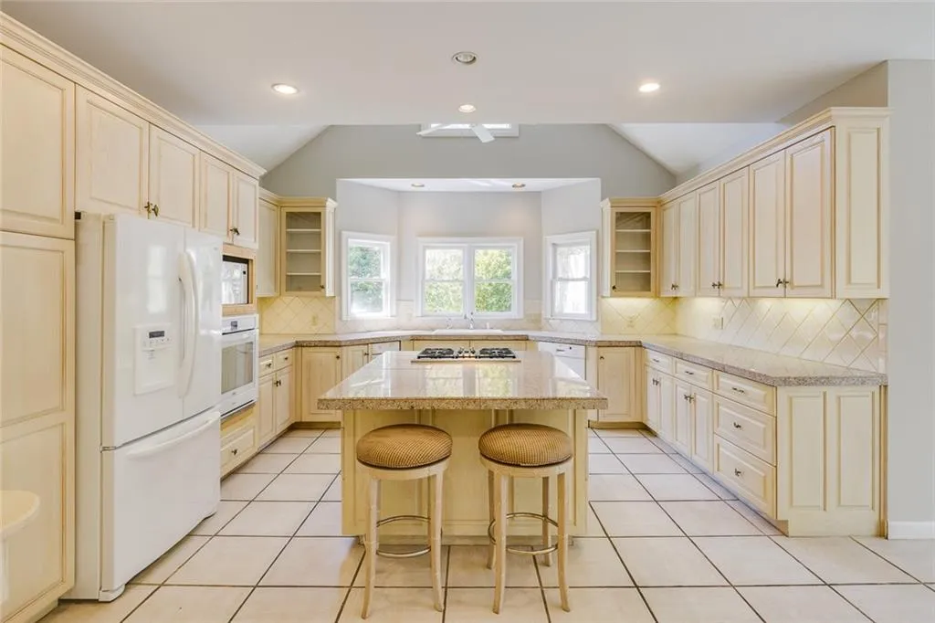 945 Manchester Place, Sandy Springs, Georgia 30328, 5 Bedrooms Bedrooms, ,4 BathroomsBathrooms,Residential,Sold,945 Manchester Place,7030680