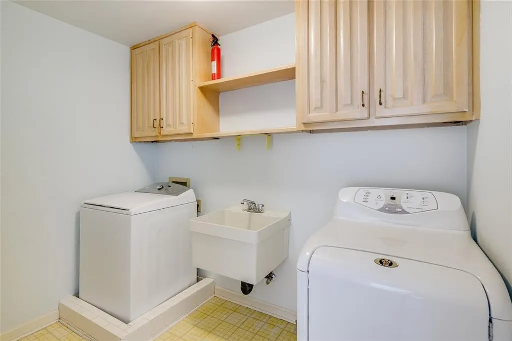 945 Manchester Place, Sandy Springs, Georgia 30328, 5 Bedrooms Bedrooms, ,4 BathroomsBathrooms,Residential,Sold,945 Manchester Place,7030680