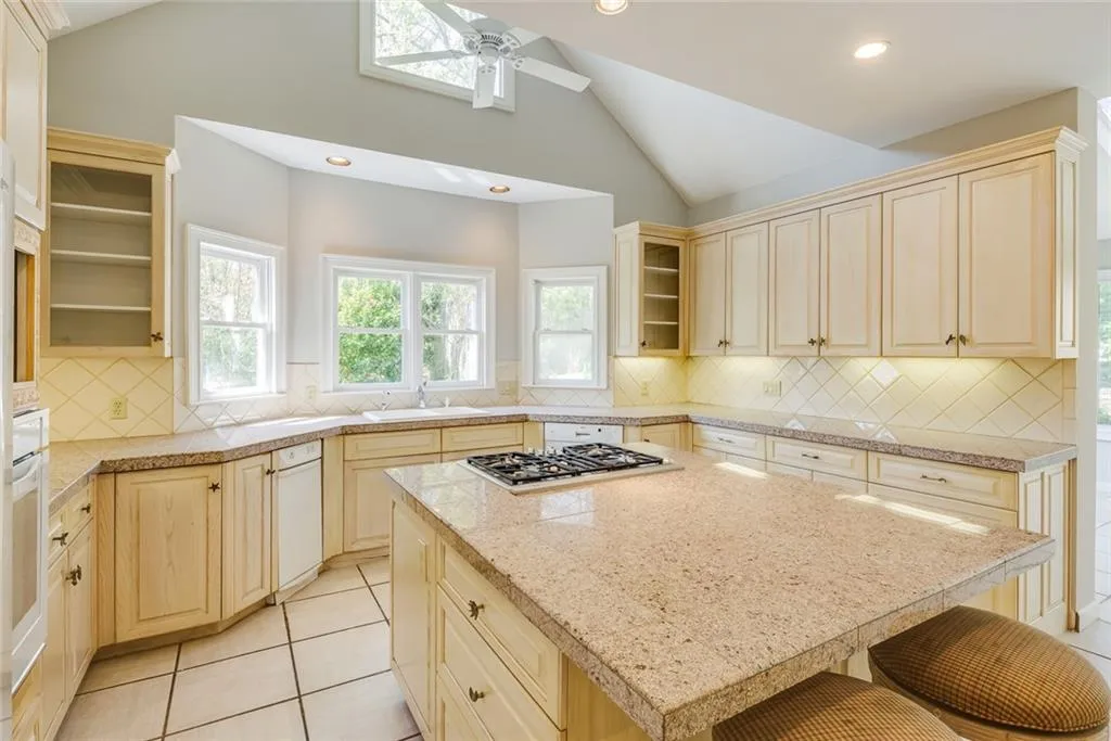 945 Manchester Place, Sandy Springs, Georgia 30328, 5 Bedrooms Bedrooms, ,4 BathroomsBathrooms,Residential,Sold,945 Manchester Place,7030680