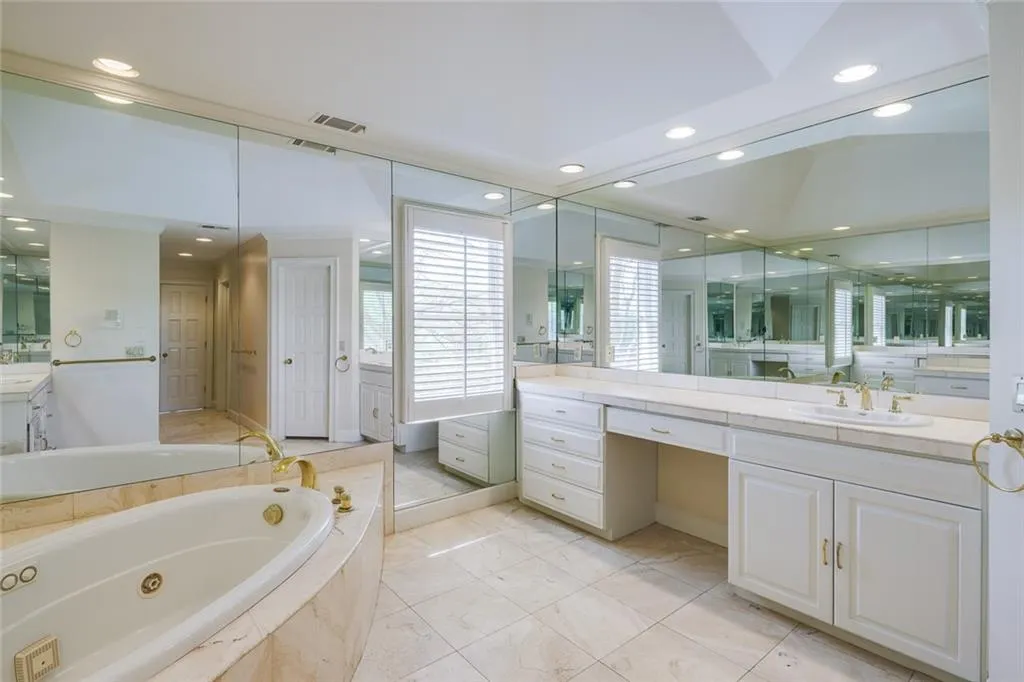 945 Manchester Place, Sandy Springs, Georgia 30328, 5 Bedrooms Bedrooms, ,4 BathroomsBathrooms,Residential,Sold,945 Manchester Place,7030680