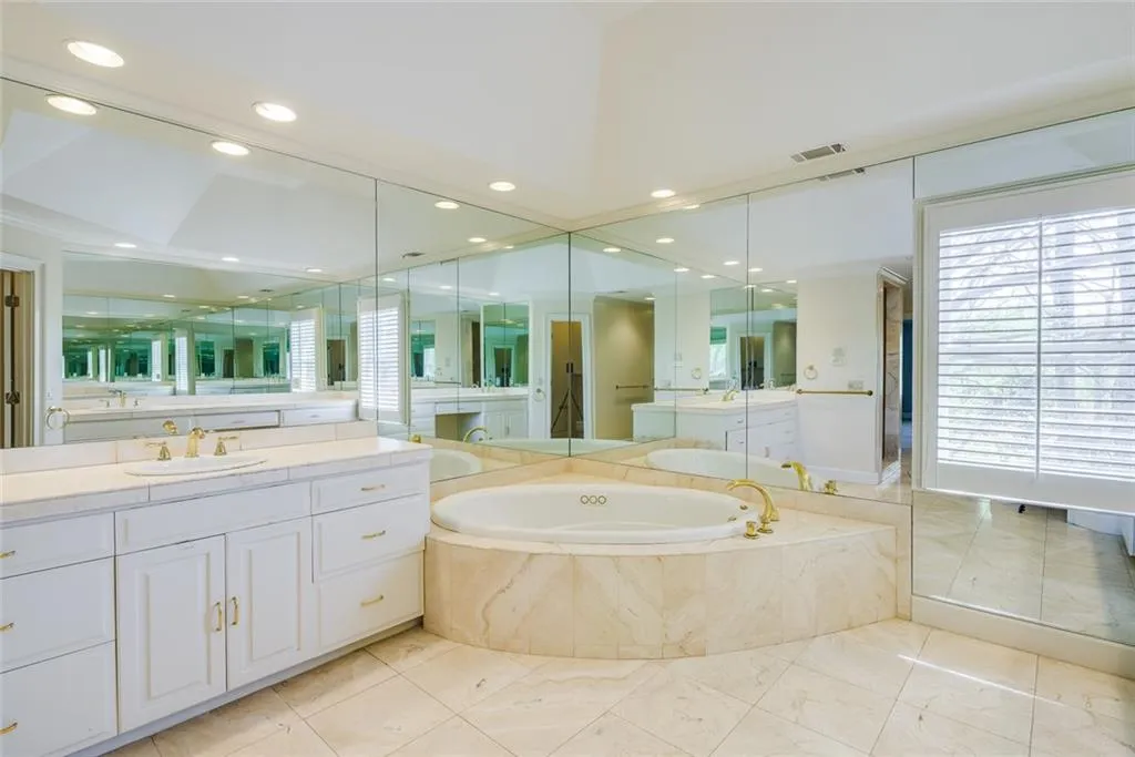 945 Manchester Place, Sandy Springs, Georgia 30328, 5 Bedrooms Bedrooms, ,4 BathroomsBathrooms,Residential,Sold,945 Manchester Place,7030680