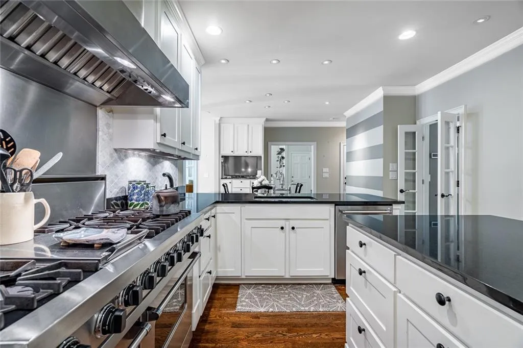 300 Sologne Court, Atlanta, Georgia 30327, 6 Bedrooms Bedrooms, ,5 BathroomsBathrooms,Residential,Sold,300 Sologne Court,7433237