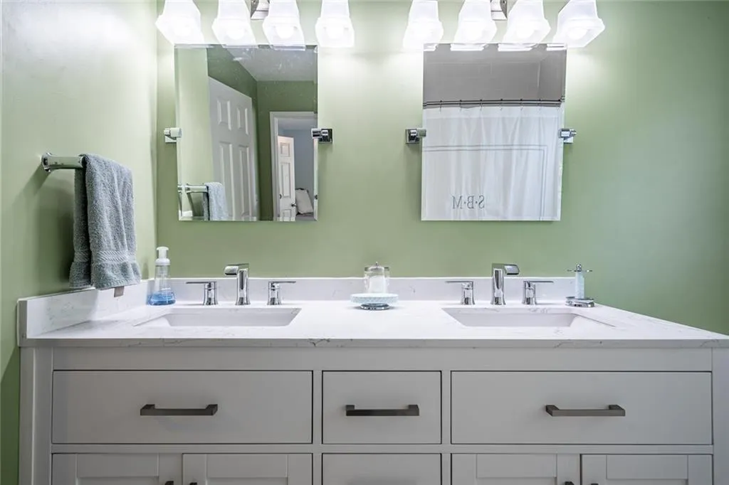 300 Sologne Court, Atlanta, Georgia 30327, 6 Bedrooms Bedrooms, ,5 BathroomsBathrooms,Residential,Sold,300 Sologne Court,7433237