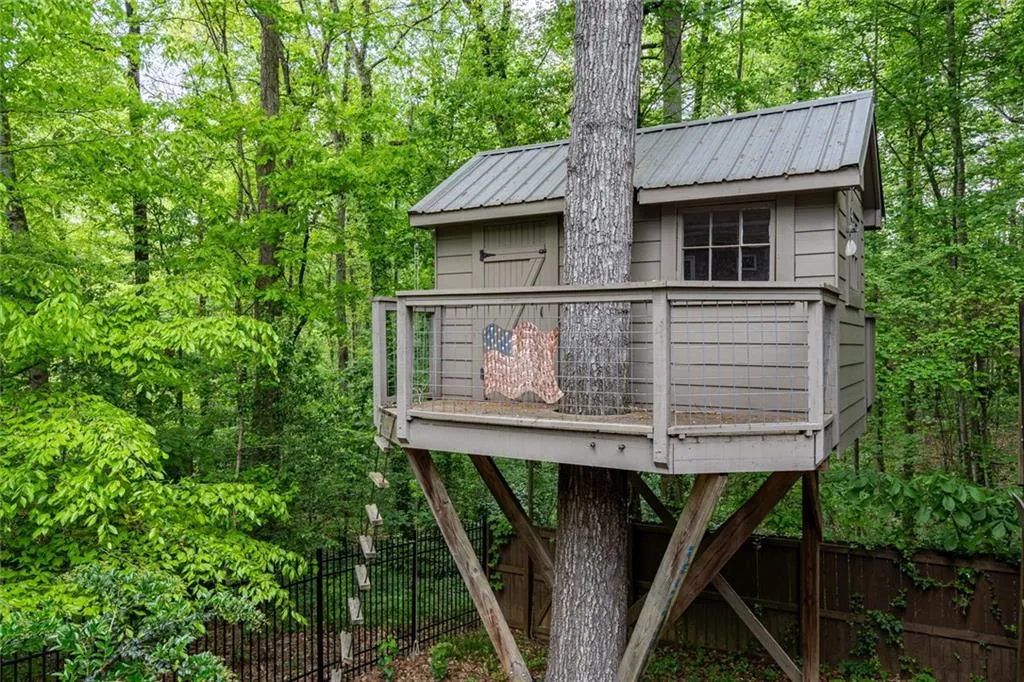 300 Sologne Court, Atlanta, Georgia 30327, 6 Bedrooms Bedrooms, ,5 BathroomsBathrooms,Residential,Sold,300 Sologne Court,7433237