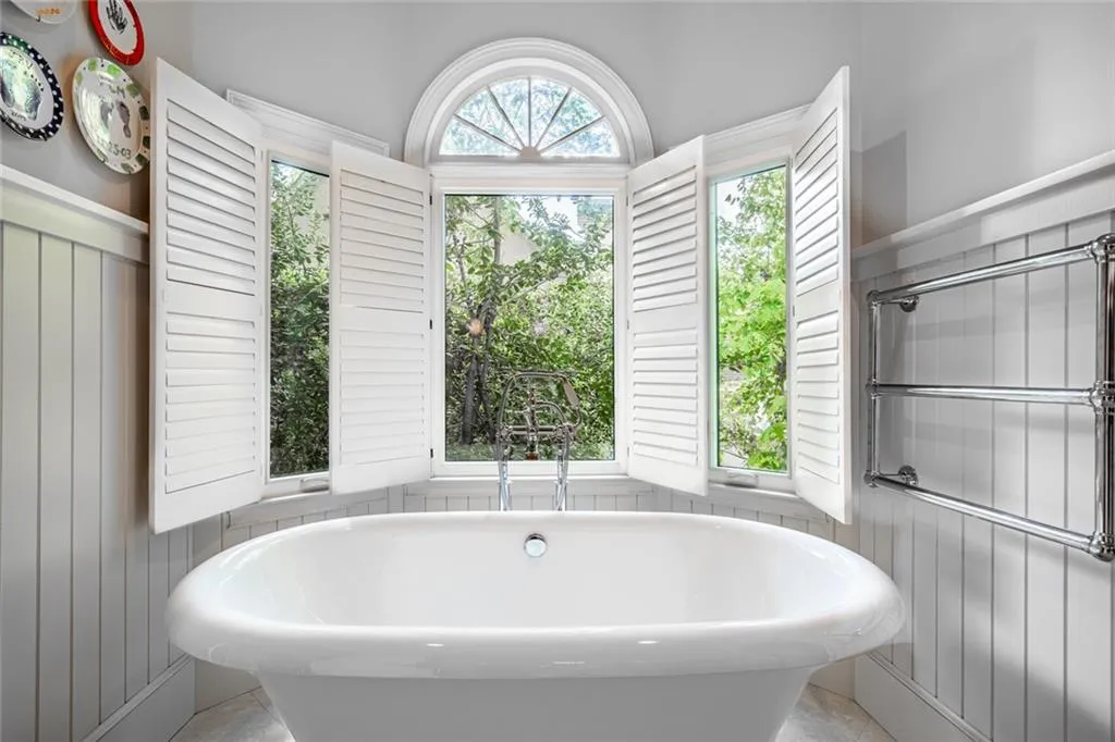 300 Sologne Court, Atlanta, Georgia 30327, 6 Bedrooms Bedrooms, ,5 BathroomsBathrooms,Residential,Sold,300 Sologne Court,7433237