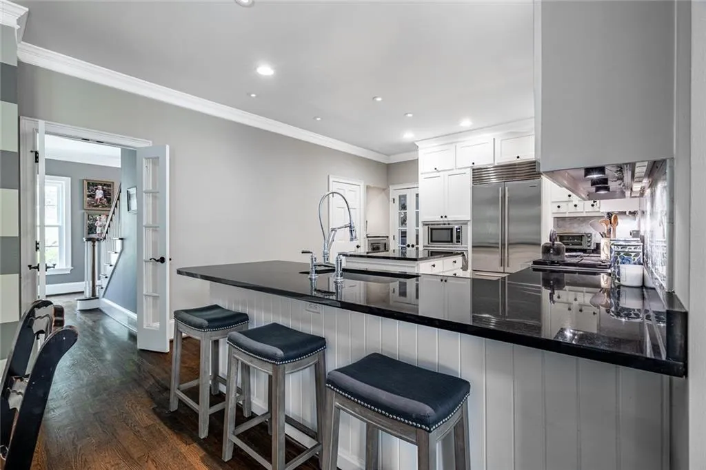 300 Sologne Court, Atlanta, Georgia 30327, 6 Bedrooms Bedrooms, ,5 BathroomsBathrooms,Residential,Sold,300 Sologne Court,7433237