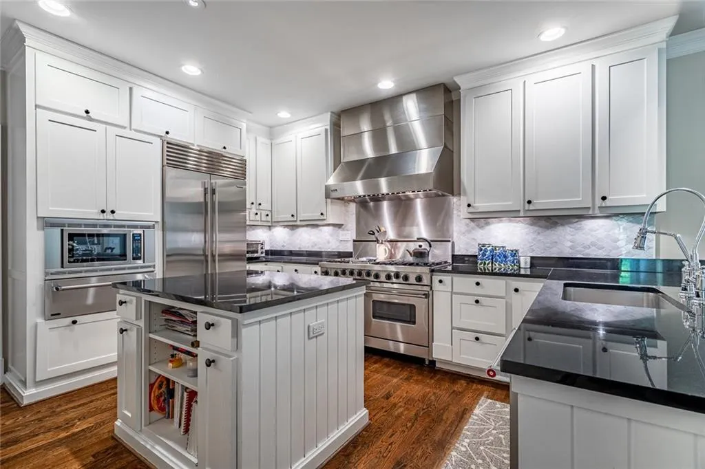 300 Sologne Court, Atlanta, Georgia 30327, 6 Bedrooms Bedrooms, ,5 BathroomsBathrooms,Residential,Sold,300 Sologne Court,7433237