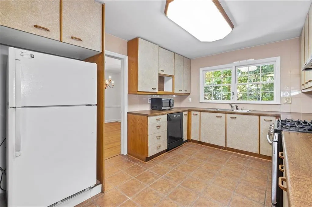 5805 Brookgreen Road, Atlanta, Georgia 30328, 3 Bedrooms Bedrooms, ,2 BathroomsBathrooms,Residential,Sold,5805 Brookgreen Road,7121707