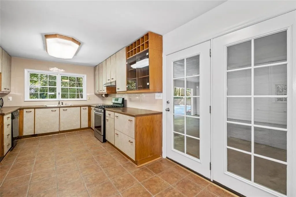 5805 Brookgreen Road, Atlanta, Georgia 30328, 3 Bedrooms Bedrooms, ,2 BathroomsBathrooms,Residential,Sold,5805 Brookgreen Road,7121707