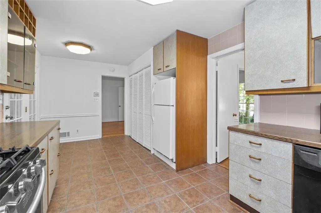 5805 Brookgreen Road, Atlanta, Georgia 30328, 3 Bedrooms Bedrooms, ,2 BathroomsBathrooms,Residential,Sold,5805 Brookgreen Road,7121707