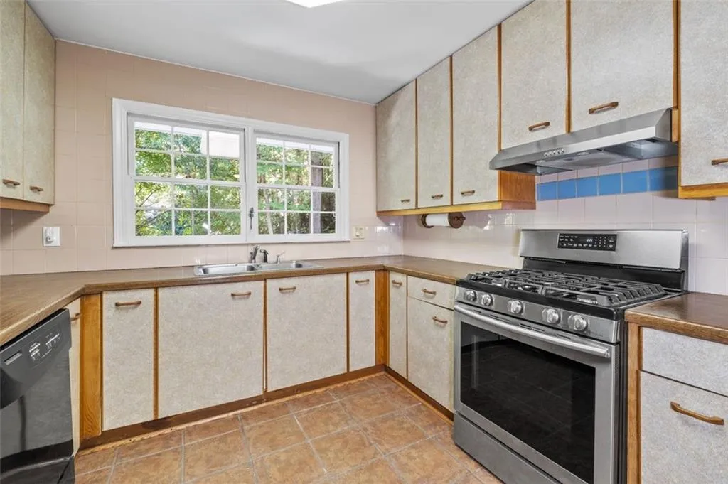 5805 Brookgreen Road, Atlanta, Georgia 30328, 3 Bedrooms Bedrooms, ,2 BathroomsBathrooms,Residential,Sold,5805 Brookgreen Road,7121707