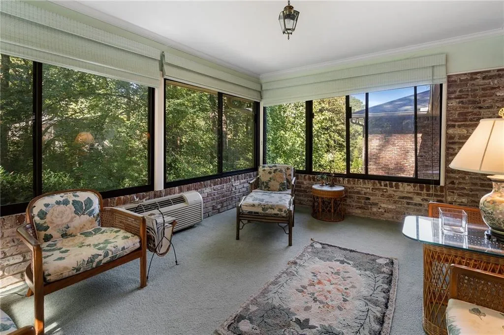 Sunroom / solarium featuring a wall mounted AC