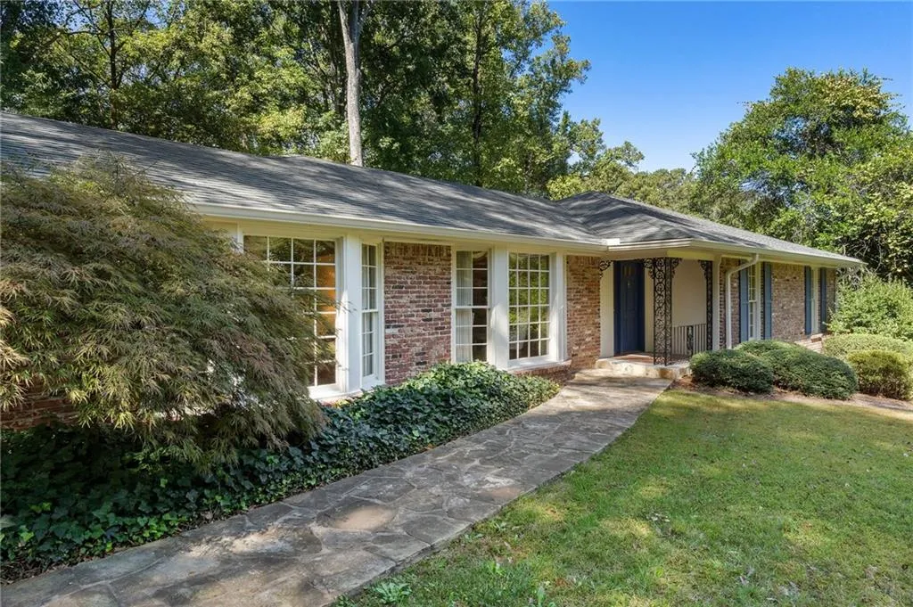 Ranch-style house with a front yard