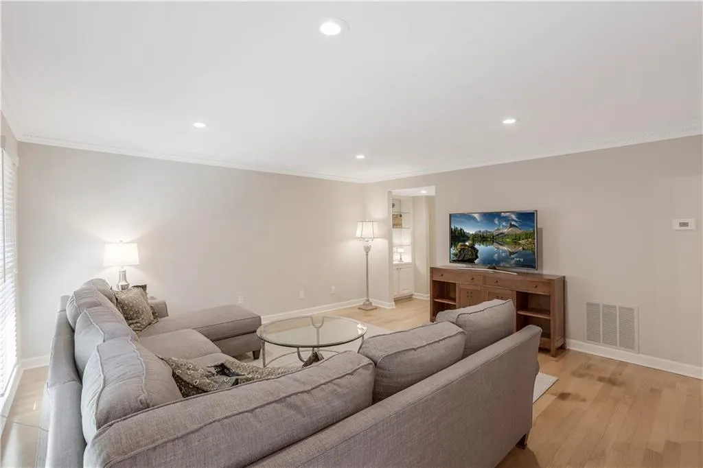 329 The Chace, Sandy Springs, Georgia 30328, 2 Bedrooms Bedrooms, ,2 BathroomsBathrooms,Residential,Sold,329 The Chace,7114925