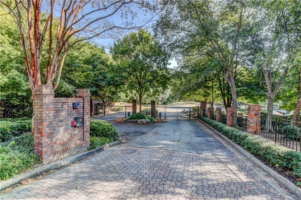 2901 Lenox Road Ne Unit 303, Atlanta, Georgia 30324, 2 Bedrooms Bedrooms, ,2 BathroomsBathrooms,Residential,Sold,2901 Lenox Road Ne Unit 303,6526069