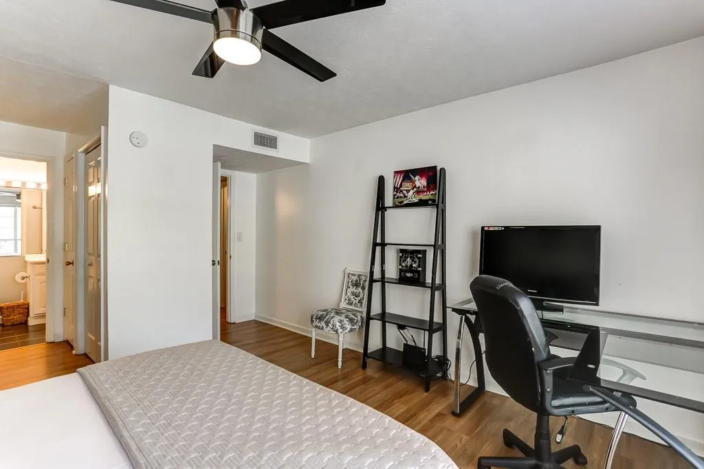 2901 Lenox Road Ne Unit 303, Atlanta, Georgia 30324, 2 Bedrooms Bedrooms, ,2 BathroomsBathrooms,Residential,Sold,2901 Lenox Road Ne Unit 303,6526069