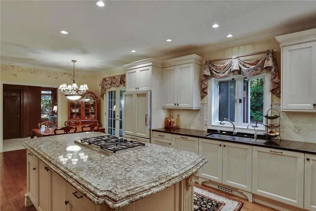 5475 Errol Place Nw, Sandy Springs, Georgia 30327, 5 Bedrooms Bedrooms, ,3 BathroomsBathrooms,Residential,Sold,5475 Errol Place Nw,5763012