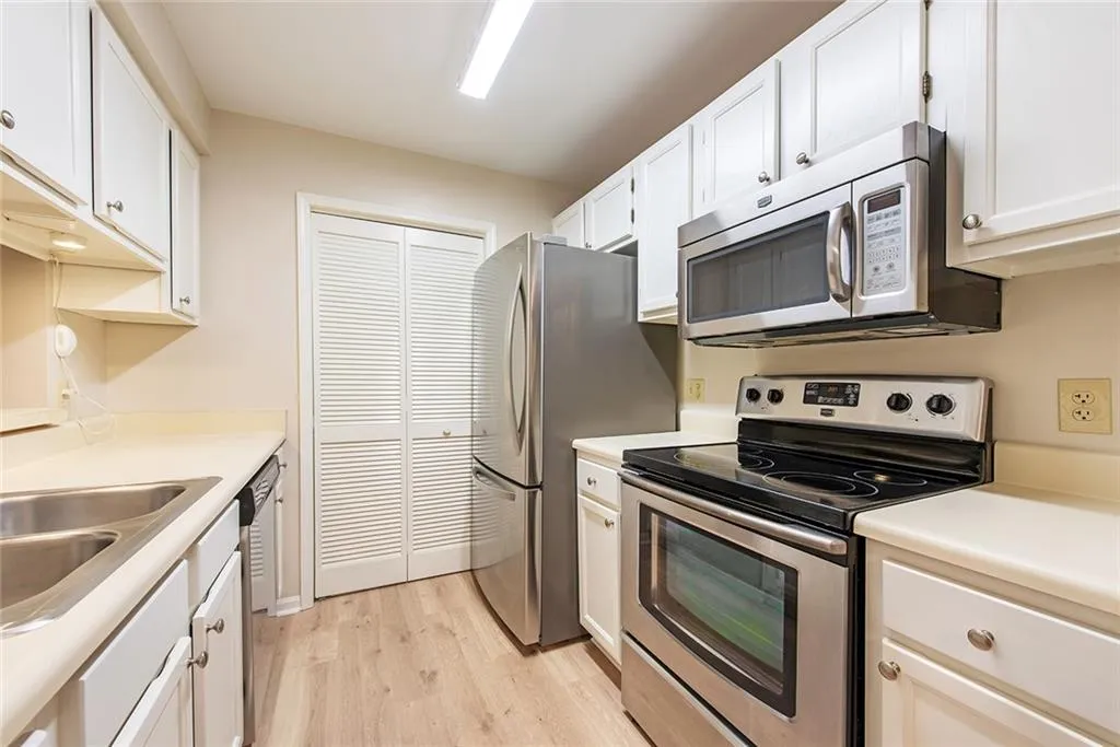 120 Barrington Hills Drive, Sandy Springs, Georgia 30328, 1 Bedroom Bedrooms, ,1 BathroomBathrooms,Residential,Sold,120 Barrington Hills Drive,7463892