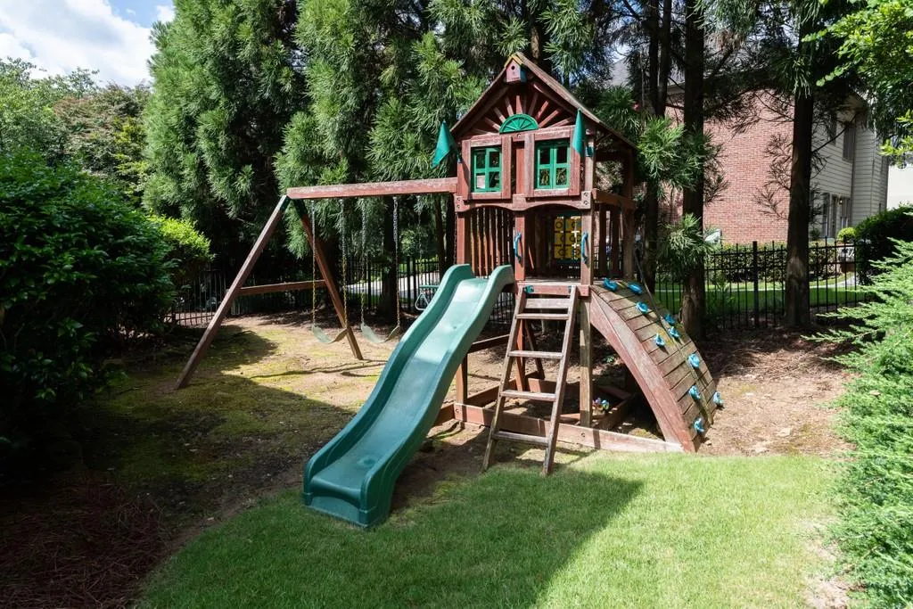 515 Woodmoore Court Ne, Atlanta, Georgia 30342, 6 Bedrooms Bedrooms, ,4 BathroomsBathrooms,Residential,Sold,515 Woodmoore Court Ne,6857223