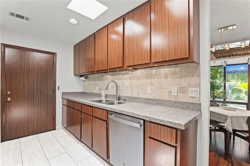 496 Kingswood Lane Nw, Atlanta, Georgia 30305, 2 Bedrooms Bedrooms, ,3 BathroomsBathrooms,Residential,For Sale,496 Kingswood Lane Nw,7620772