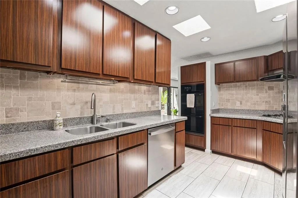 496 Kingswood Lane Nw, Atlanta, Georgia 30305, 2 Bedrooms Bedrooms, ,3 BathroomsBathrooms,Residential,For Sale,496 Kingswood Lane Nw,7620772