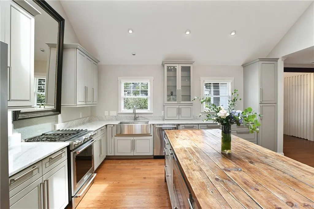 2067 Fairhaven Circle Ne, Atlanta, Georgia 30305, 2 Bedrooms Bedrooms, ,2 BathroomsBathrooms,Residential,For Sale,2067 Fairhaven Circle Ne,7637398