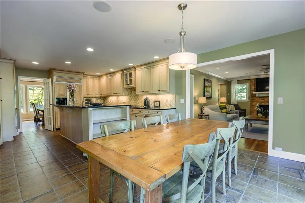 280 Old College Way, Atlanta, Georgia 30328, 5 Bedrooms Bedrooms, ,3 BathroomsBathrooms,Residential,Sold,280 Old College Way,6538184